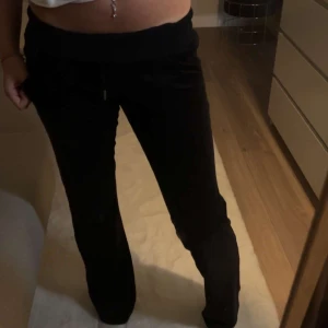 Juicy byxor  - Inga hål eller andra märken förrutom att en metall grej har gått av på snöret men det syns inte så mycket, kan sänka vid snabb affär 