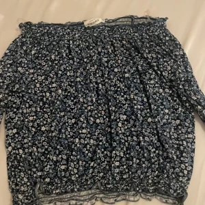 Blå sommartröja utan axlar!  - Tröjan är använd fåtal gånger och är i utmärkt skick. Tunn och perfekt nu inför sommaren! Den är stretchig och passar mig perfekt som har storlek Xs/S.