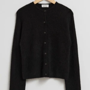 Kofta & Otter stories i alpacka - Slutsåld på hemsidan, köpt för 990 kr Som ny💗