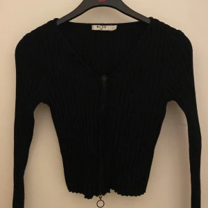 Svart topp - Snygg svart topp från NA-KD i stolek S men passar även M💓