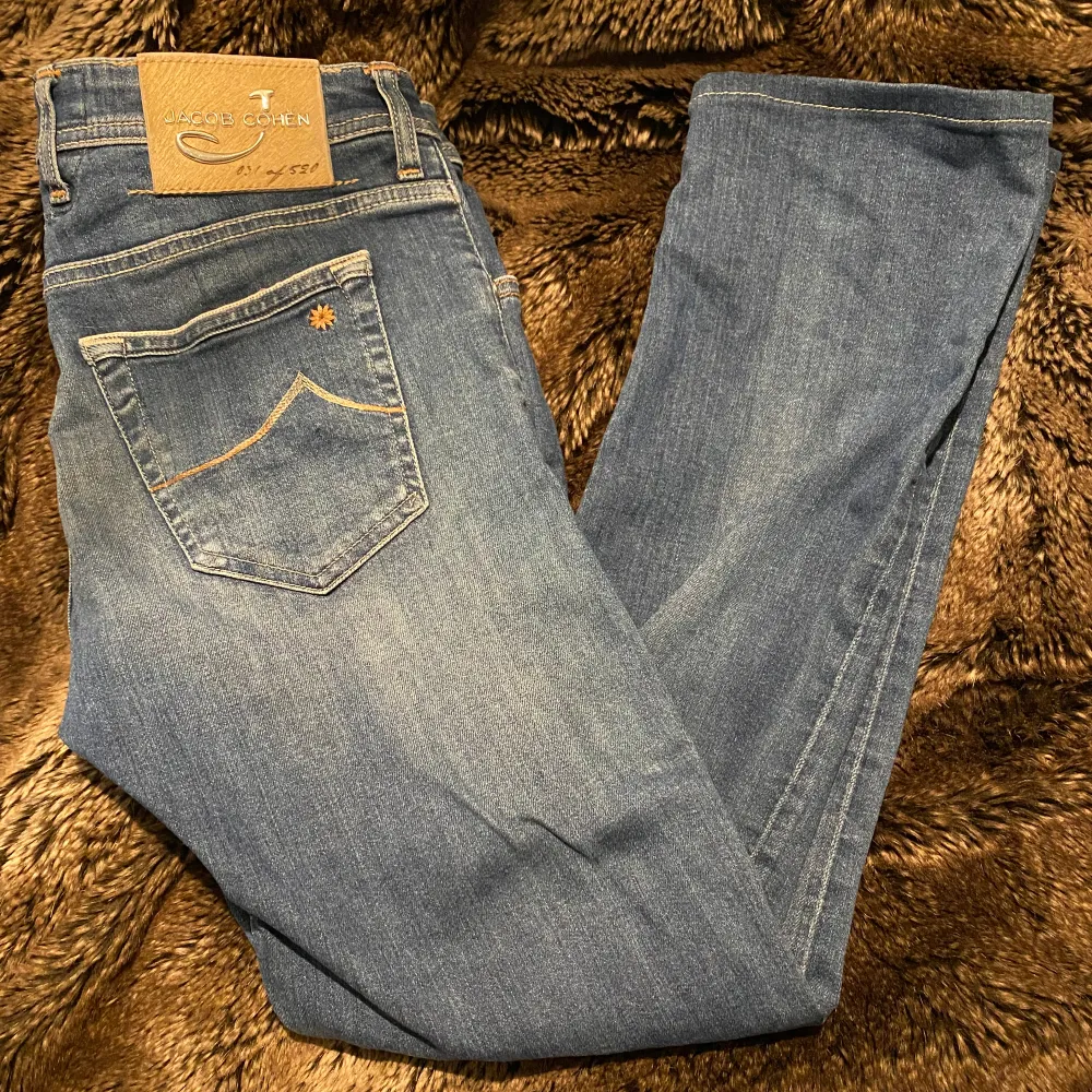 Limited edition Jacob Cohen jeans. 500 par av den här sorten gjordes och fick tag i ett par. Snyggaste Jeansen på Plick nu! Inga deffekter såklart och som nya. Stretchigt material. Nypris - 6000-9000kr. Jeans & Byxor.