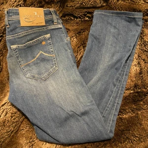 Jacob cohën jeans - Limited edition Jacob Cohen jeans. 500 par av den här sorten gjordes och fick tag i ett par. Snyggaste Jeansen på Plick nu! Inga deffekter såklart och som nya. Stretchigt material. Nypris - 6000-9000kr
