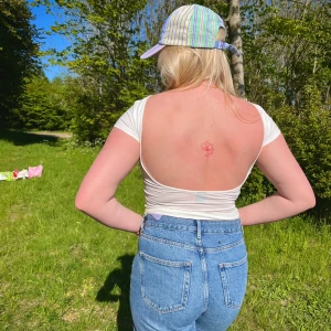 Topp - Säljer denna toppen, men öppen rygg från Gina. Då den är för liten för mig! Fint skick!, säljer i grå, svart samt vit  150 kr st 