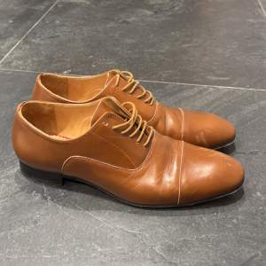 Christian louboutin oxfords. Fräscha förutom slitningen på lacken. 