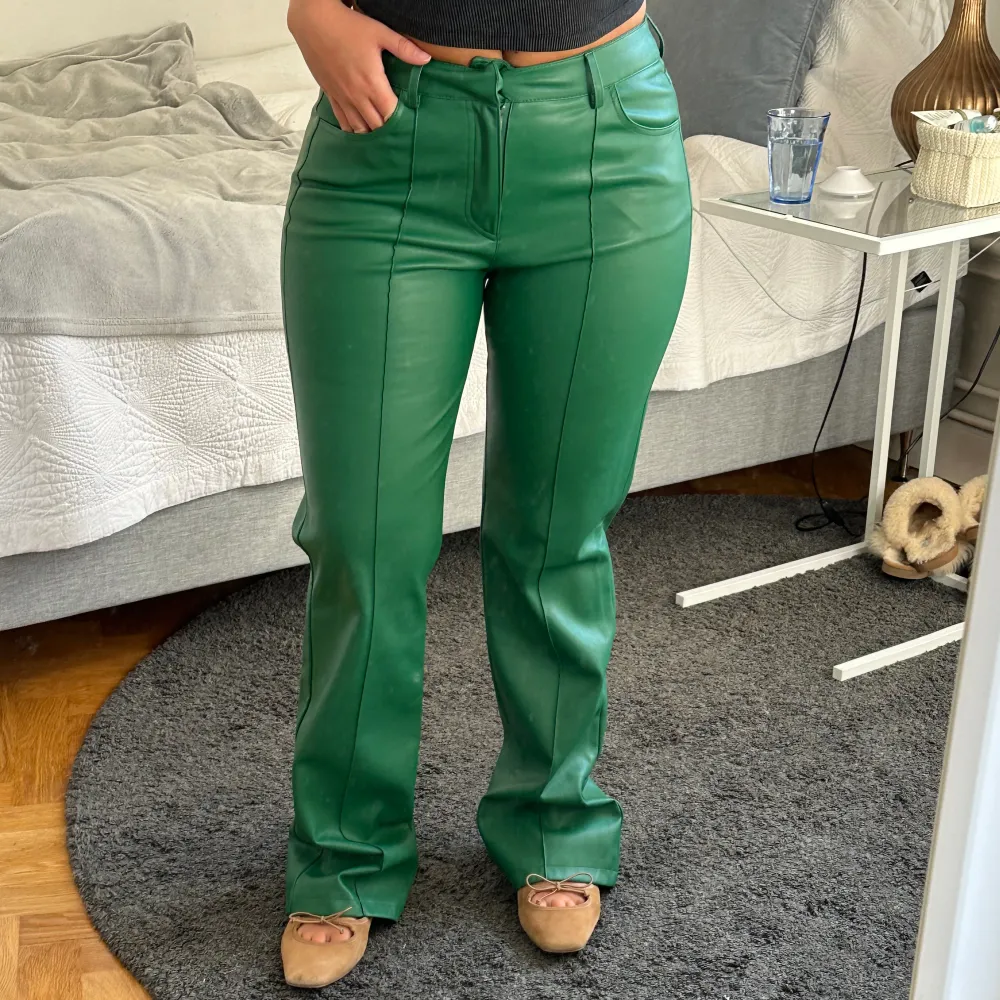 Såå coola gröna skinnbyxor från STR❤️❤️ Storlek 36! Straight modell. Nyskick. Jeans & Byxor.