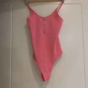 Body  - Jätte söt body från Bikbok som är hur söt som helst. Justerbar drag kedja. Sitter jätte skönt på och formar midjan. 