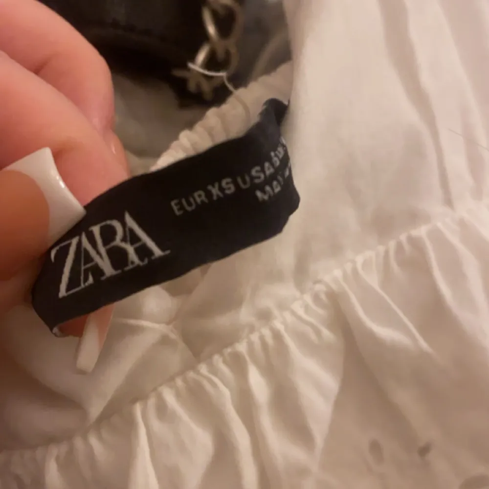 Gullig sommarklänning från zara. Bra skick då den enbart är använd fåtal gånger. Storlek XS. Säljer för 300. Klänningar.