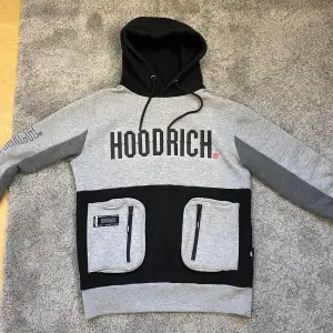 Snygg grå Hoodrich hoodie i perfekt skick, storlek S modellen på bilden är 1,70cm  Hör av dig på DM vid fler frågor! 