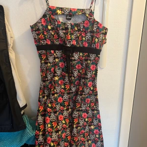 Klänning från Banned  - Säljer denna klänning pga fel storlek endast provad tycker den är snygg men blir bara hängandes  Stl XL märke banned  Pris 250 kr  Kan skickas köparen står för frakt! 