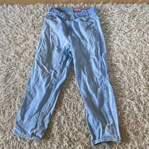 Butter jeans - Säljer mina butters för att jag inte använder dom. Dom är lite slitna där nere. Storlek 30/32.