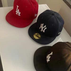 New era keps  - Röda kepsen för 250kr, storlek 56,8cm  Blåa för 300kr, storlek 55,8cm Svart för 200kr, storlek 58,7cm 