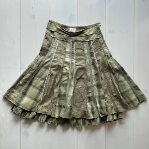 Supersöt kjol från Next! Använts av mig ett par gånger men säljer den nu då den inte passar längre :’( Köpt second hand men är som ny! 🍃🧚‍♀️  100% Bomull