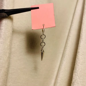 Spike långt🩷 - Ett nit örhänge i silver som passar till många andra örhängen! Säljs styckvis och jag hoppas att du gillar de🎀🩷