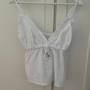 Spetslinne  - Fin sommar blus i storlek L men skulle säga att den passar S