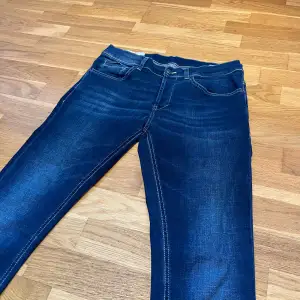 Säljer ett par trolltyget feta dondup jeans i strålande skick. Riktigt bra fade på de och inga defekter. Storlek 33👍