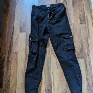 Svarta cargobyxor  - Svarta cargobyxor från madlady, normala i storleken. 