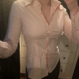 Figursydd skjorta  - Ljusrosa figursydd skjorta. Använd en gång. Bra skick! 