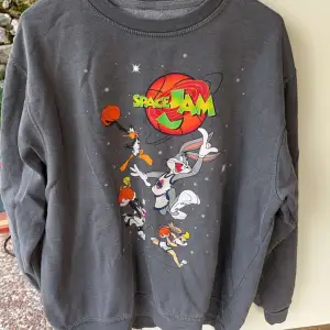 En space jam sweatshirt st L använd 2 ggr! 