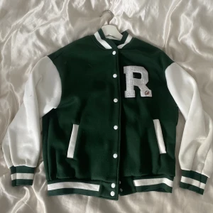 Collegejacka - Säljer denna snygga collegejacka! Använd fåtal gånger💕