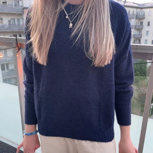 Marinblå tröja - Säljer denna marinblåa tröja från Gina young.