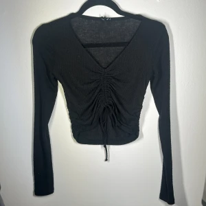 Croptop  - Går att justera tröjan lite som man vill med snöret.