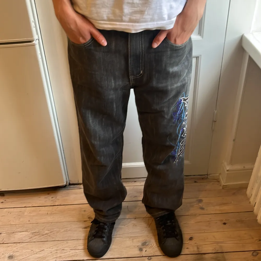 Tja, säljer dessa feta Y2K jeans, jag är osäker på måtten men jag är iallafall 177cm med en 30 i midja och dem passar mig bra! Skick är 8/10!. Jeans & Byxor.