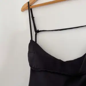 Kort svart klänning aldrig använd