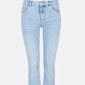 Jättefina jeans ifrån bikbok👍🏻 passar utmärkt på mig som är 158🩷pris kan diskuteras 