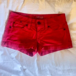 Guess jeansshorts - Coola röda jeansshorts, midja 40cm rakt över, höjd från grenen 19cm, bilderna i annonsen är dem som finns, w29