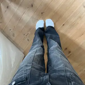 Mörkgråa jeans