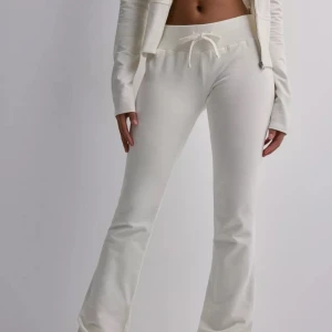 Nellys mjukisbyxor - Säljer nellys cozy chill pants då dom inte kommer till användning. Superbra skick endast använda en gång.