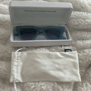 Chimi solglasögon  - Jätte fina solglasögon perfekt för sommaren! Använt Max 3 gånger, jätte bra skick🥰jag säljer dom för att jag inte fått någon användning av de! Original pris 1400