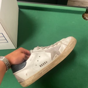 Golden goose skor - Snygga skor till sommaren! Sjävklart använda men mycket kvar och ge därför för lågt pris! säljs då dem inte passar längre👍