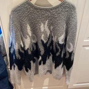 Grå stickad tröja, storlek: M - Aldrig använd och i gott skick 