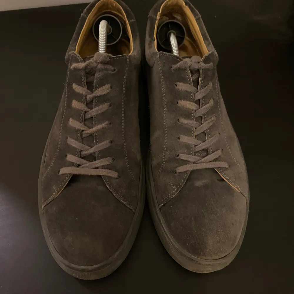 Säljer dessa riktigt feta mocka skorna från myrqvist riktigt laidback💯💯skick 7/10 skada på innersidan som man ser på den tredje bilden, storlek 43👍 kolla in kontot för liknande prudukter💯👍. Skor.