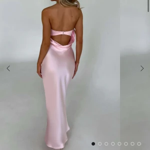 Balklänning öpnnen rygg  - Intressekoll på den superfina klänning som kan användas som balklänning eller vid andra tillfällen. Den är endast använd en gång och är från märket babyboo i  storlek xs. Kostade 1000 plus tull