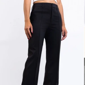 Kostymbyxor madlady high waist - Hej, säljer ett par high waist kostymbyxor från madlady i skönt material. Använda enstaka gånger men jättefint skick. 36 regular. Nypris: 599kr Nu: 200kr 