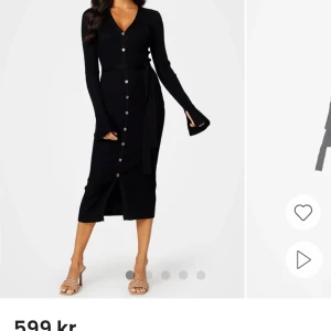 Svart stickad klänning  - Svart ribbad klänning i storlek M 