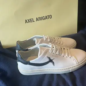 Snygga arigato skor Säljs  Storlek 42  Har används endast för att pröva i butik  Kommer med arigato påse !OBS kommer inte med BOX 