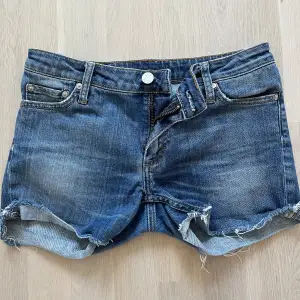 Fräscha Acne jeansshorts. Storlek: W30  Small/Medium