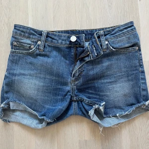 Acne jeansshort w30 - Fräscha Acne jeansshorts. Storlek: W30  Small/Medium