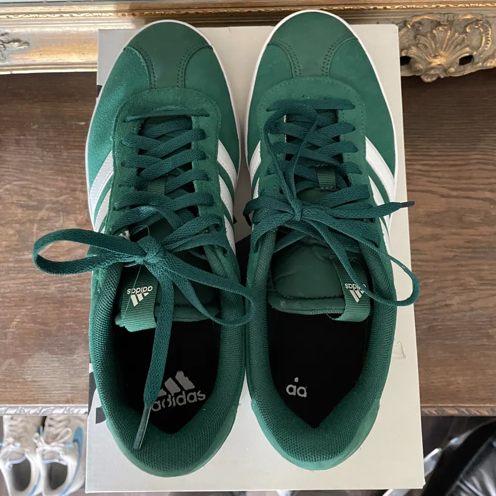 Adidas VL court 3.0 i storlek 43 1/3. Som nya förutom små smutsfläckar på den vita sulan, som du kan putsa bort. Använda 3 till 4 gånger. Original kartong följer med. Köpta för 829kr. Skor.