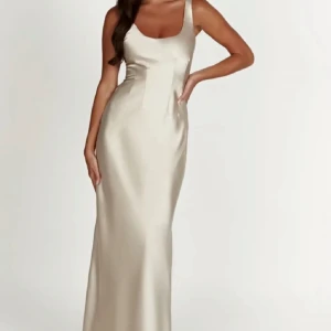 Siden meshki klännning - Säljer min nya meshki klänning. Blev ingen bal så drf. Nypris tror jag låg på 1800. Säljer för 700kr. Storlek xs 