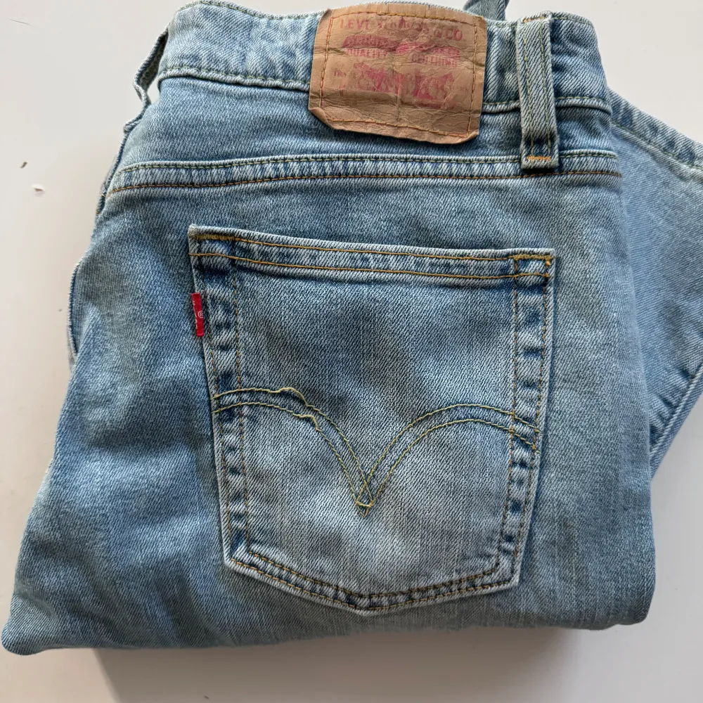 Säljer dessa lågmidjade bootcut jeansen från Levis köpta här på Plick då de inte passade.. Jeans & Byxor.