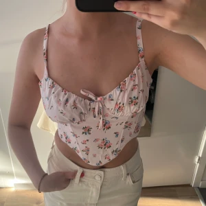 Blommig topp - Jätte fin blommig topp som tyvärr aldrig kom till användning 💕 Pris är inkl frakt