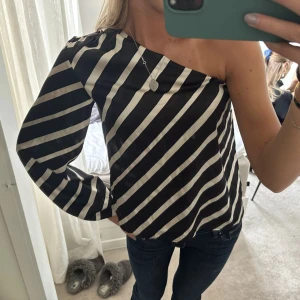 Enärmad blus  - Blus från hm Använd fåtalgånger  