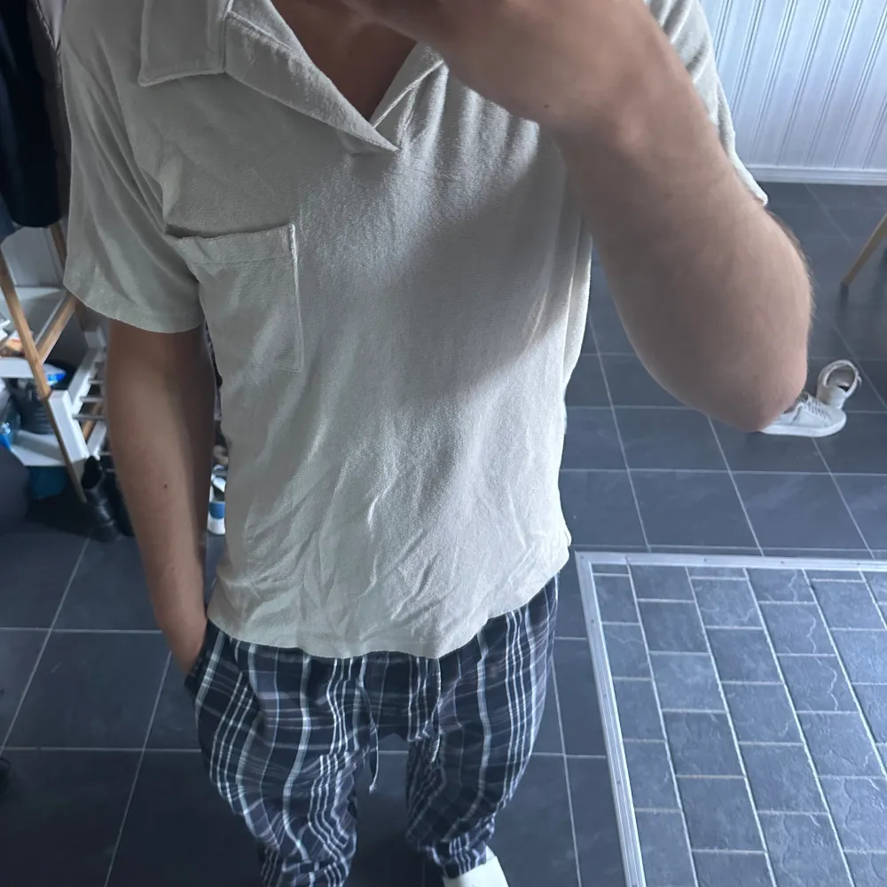 Frote pikés ifrån arket, mörkblå och krämvit båda medium, nypris styck 600. Säljer båda för 500. T-paidat.