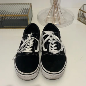 VANS SKOR - Svarta Vans skor i strl 39 (innermått: 25cm). Skorna har endast använts ett fåtal gånger. 