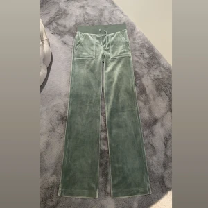 juicy byxor - Byxorna är ifrån deras hemsida och är i storleken XXS (passar XS). Dem är mörkgröna och knapparna är i silver. Dem är knappt använda och har ett mjukt material som nyköpta.