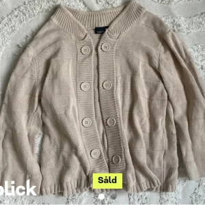 Trekvartsärmad tröja😊 - Ej såld utan lånad bild☺️ en gullig fin stickad tröja från Kappahl som är trekvartsärmad💕köpt här på plick ☺️storlek L men sitter jätte bra på mig som har s/m 